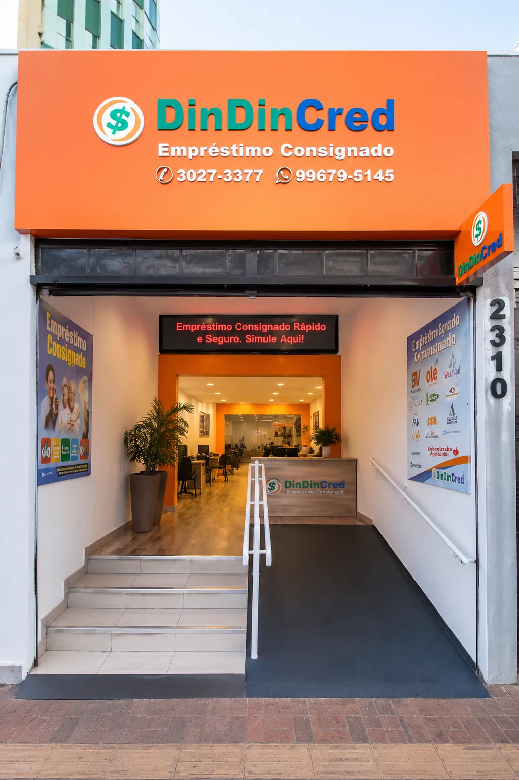 Simulação de Consignado Para Militares da FAB: Exemplos Práticos Cliente em atendimento humanizado na loja da Din Din Cred — Simulação de Consignado Para Militares da FAB: Exemplos Práticos