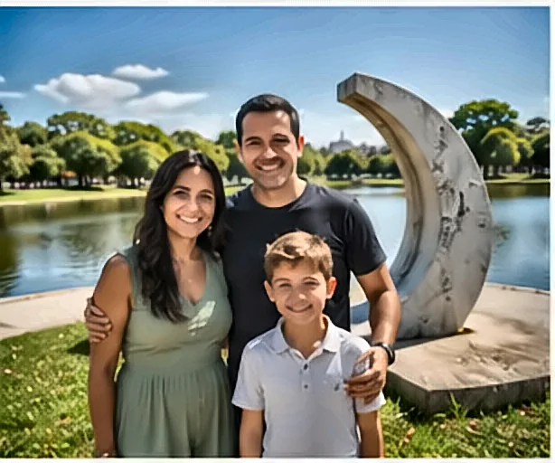 Consignado Para Trabalhadores CLT e FGTS: Guia Completo de Opções e Cuidados Família de trabalhador celebrando conquistas — Consignado Para Trabalhadores CLT e FGTS: Guia Completo de Opções e Cuidados
